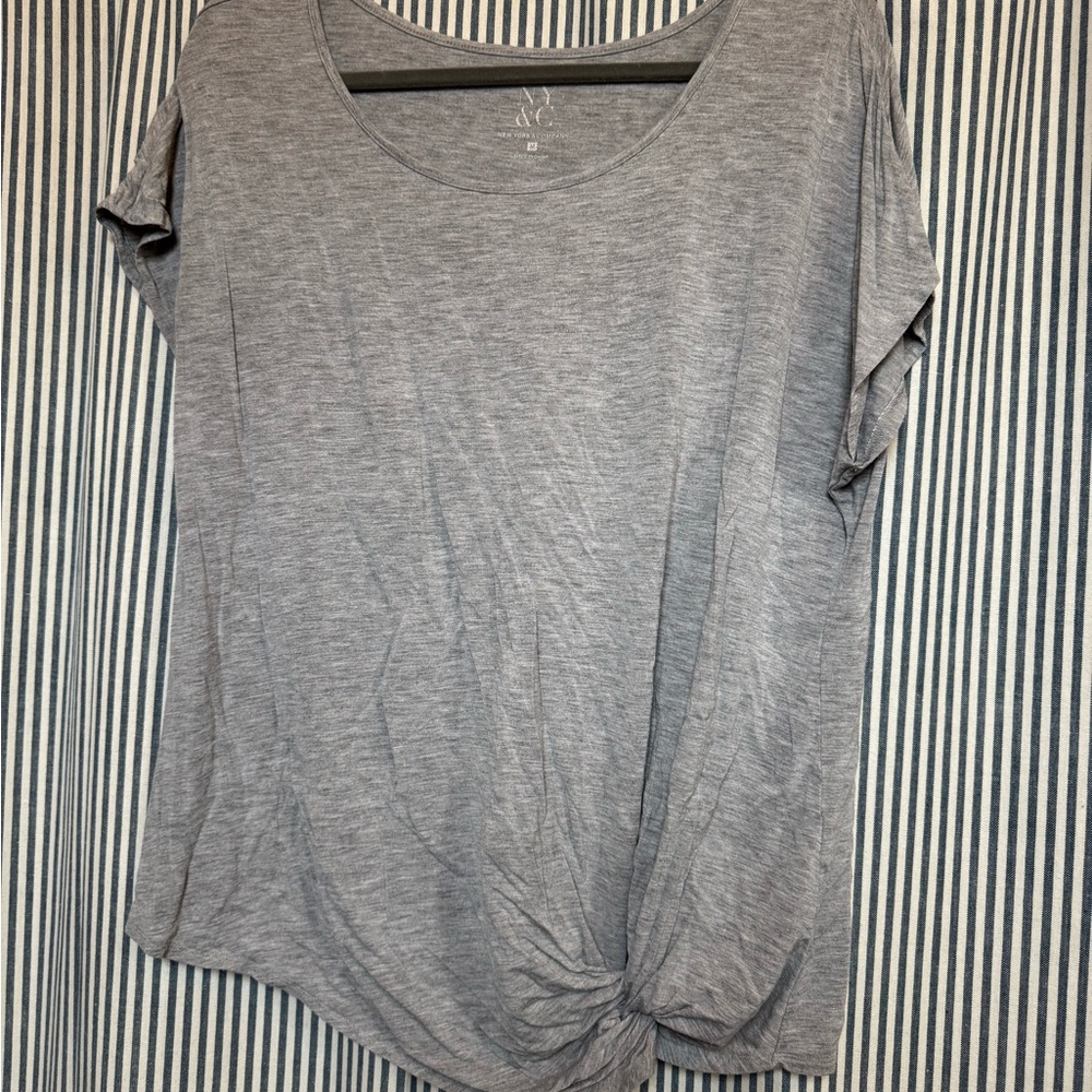 New York & Company Light Gray Short Sleeve Top
